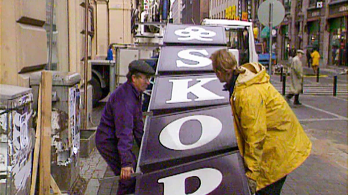 SKOP:n kyltti revittiin alas 17.9.1993 Helsingin Aleksanterinkadulla.