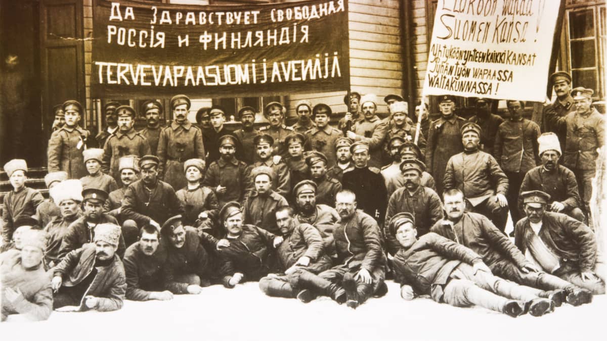 Venäläisiä sotilaita julisteineen kevättalvella 1917 Helsingissä. 