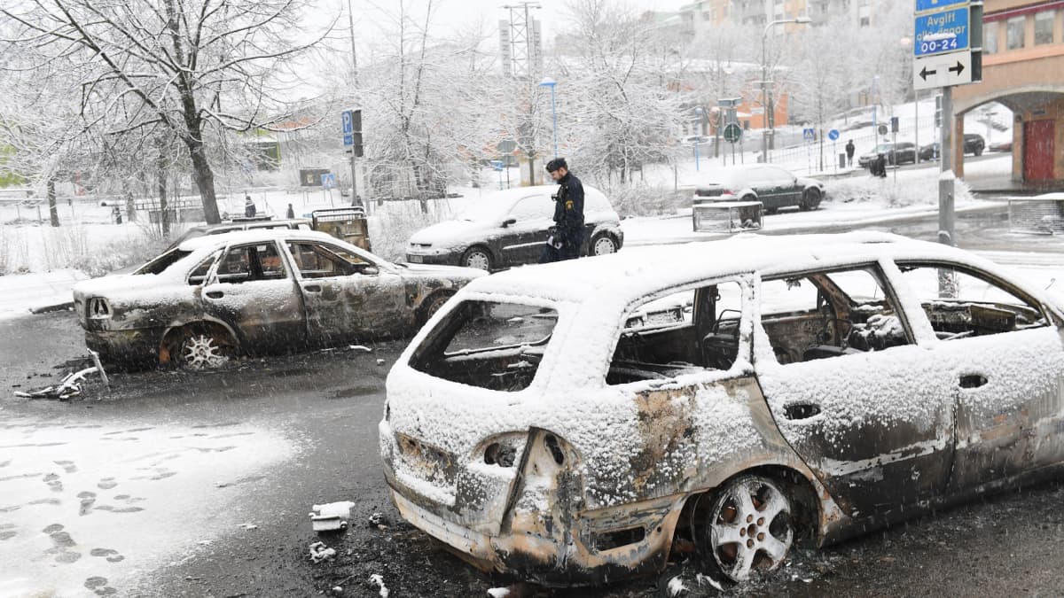Lumen peittämiä poltettuja autoja