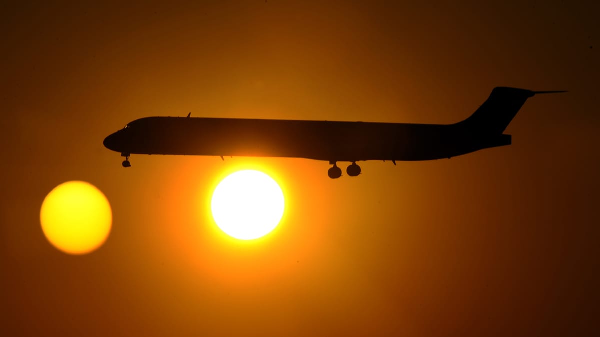 lentokoneen siluetti auringonlaskussa