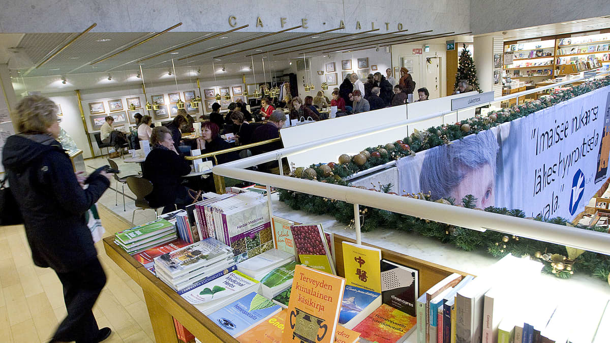 nainen akateemisessa kirjakaupassa