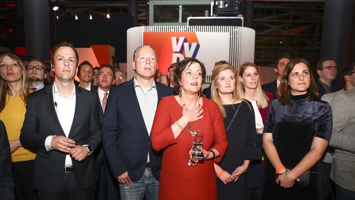 Pääministeripuolue VVD:n jäseniä odottamassa vaalituloksia Hollannissa.