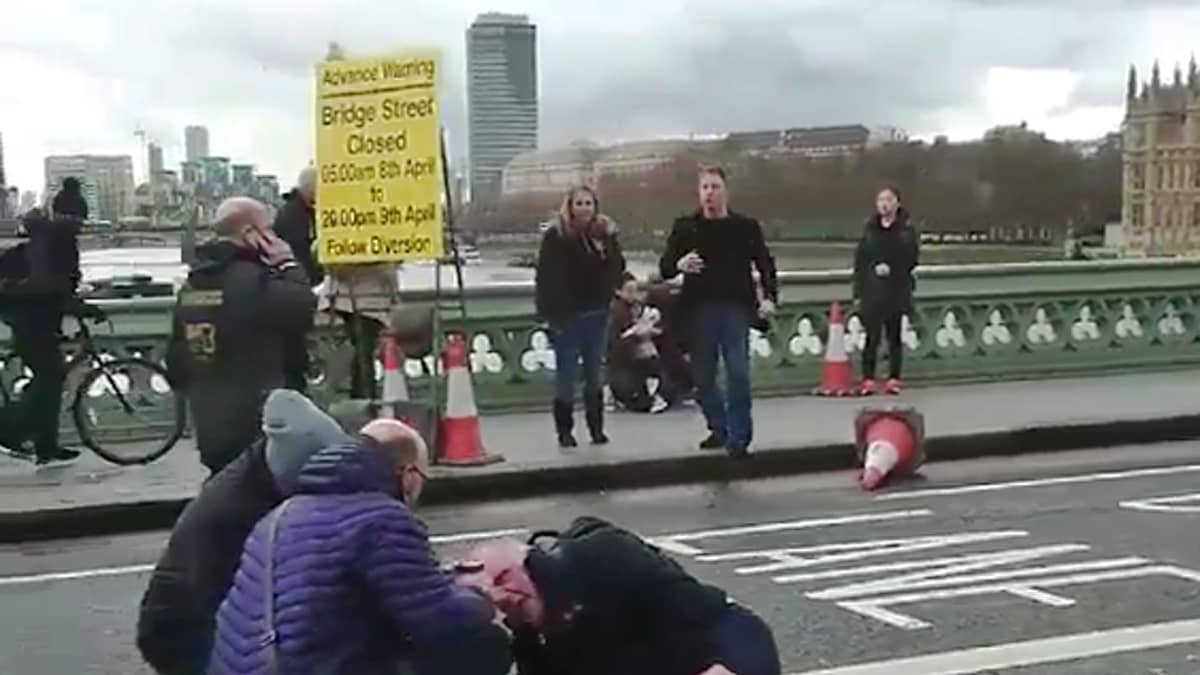Radoslav Sikorskin ottamassa videossa näkyy miten ihmiset hoitavat loukkaantunutta Westminsterin sillalla lähellä parlamenttitaloa.