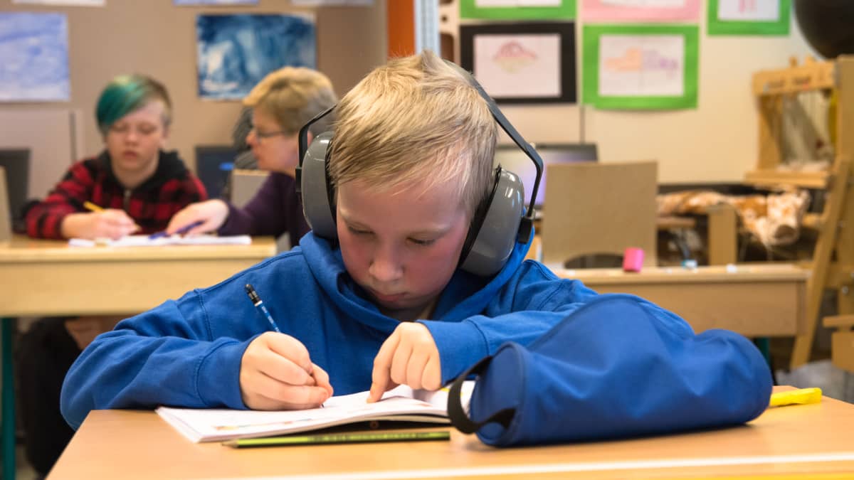 4-luokkalainen Veeti Saarenpää opiskelee matematiikkaa koulussa.