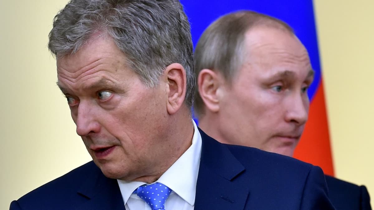 Niinistö katsoo kuvassa vasemmalle ja Putin hänen takanaan oikealle. Taustalla näkyy Venäjän lippu.