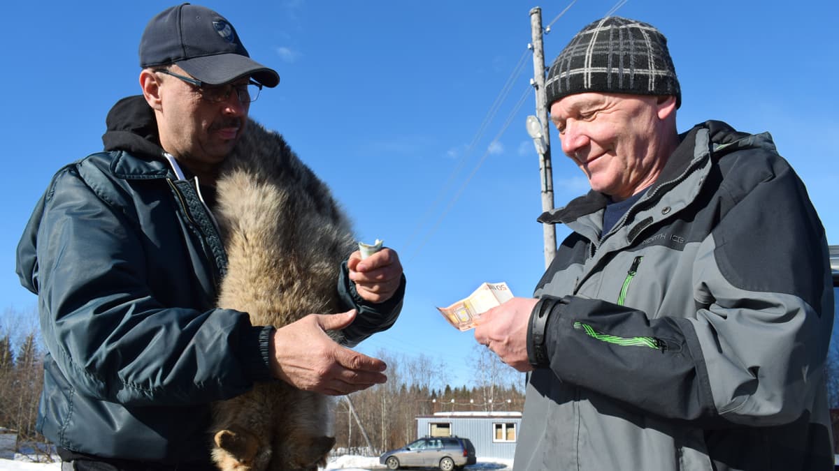 Sulo Suhonen ja venäläinen susien palkkionmetsästäjä Vladimir Belov kaupanteossa Venäjän Värtsilässä.