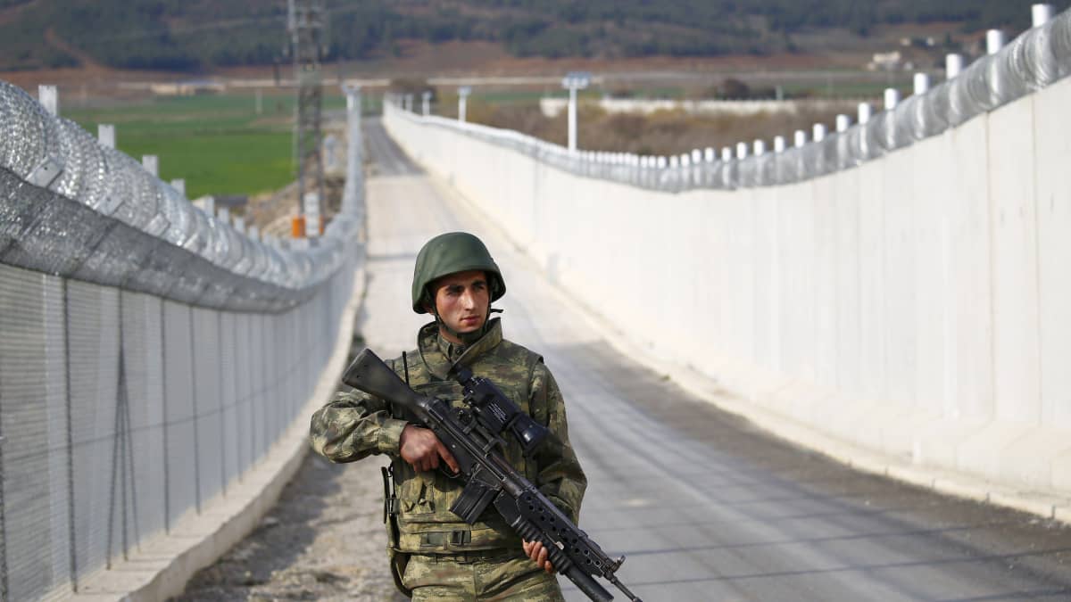 Turkkilainen sotilas partioi Turkin ja Syyrian välisellä rajamuurilla Kilisissä.