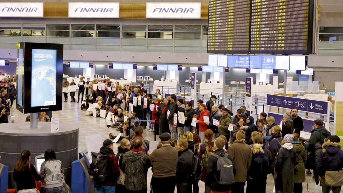 Mielenosoitus turvapaikanhakijoiden palautusta vastaan Helsinki-Vantaan lentokentällä.