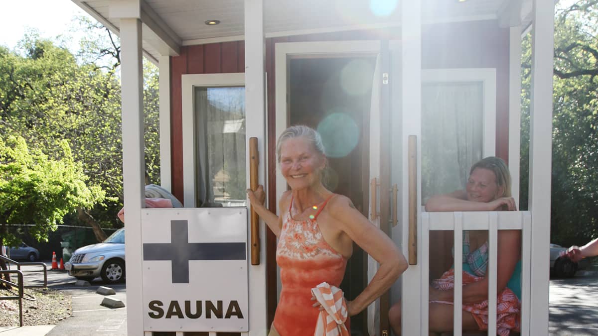 Kalifornialainen Marylin Kravig kokeili suomalaista puusaunaa ensimmäistä kertaa elämässään.