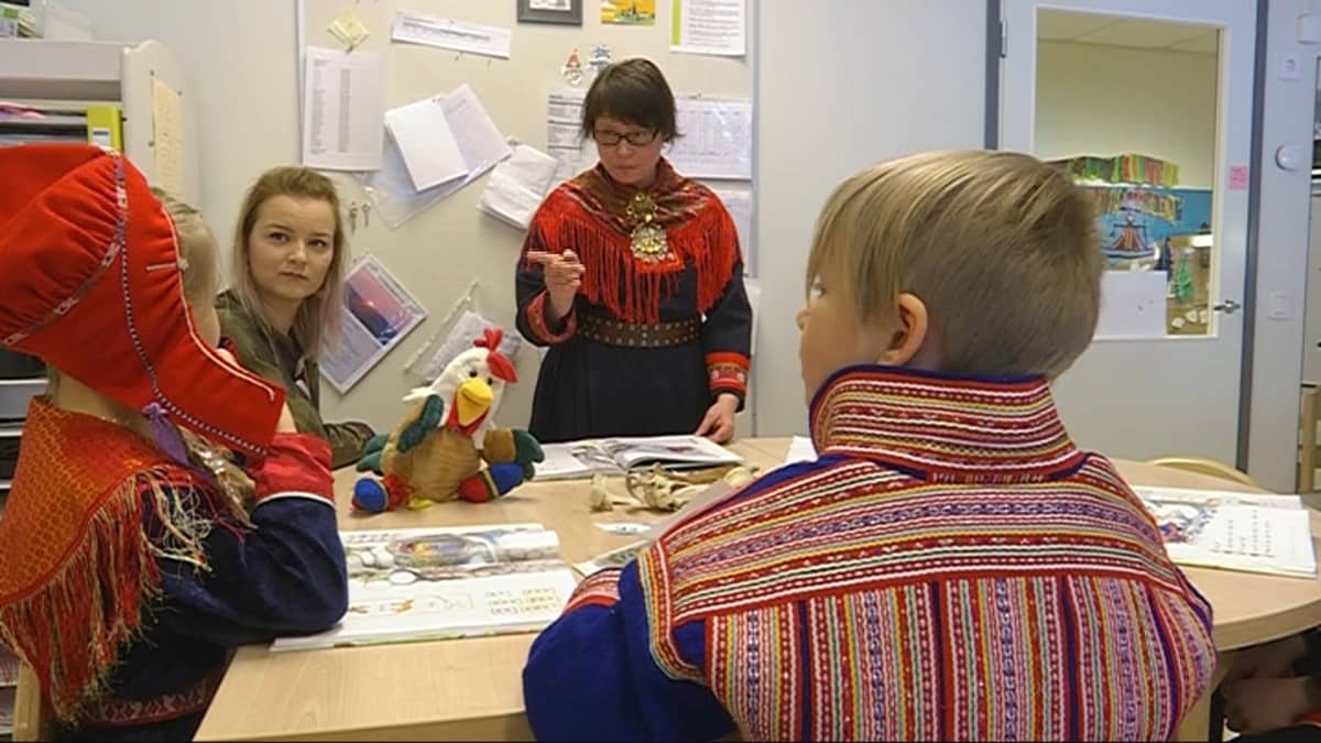 Lastentarhanopettaja Sari Niemelä opettaa esikoululaisia saamenkielisessä Galdazat-päiväkotiryhmässä Rovaniemellä.