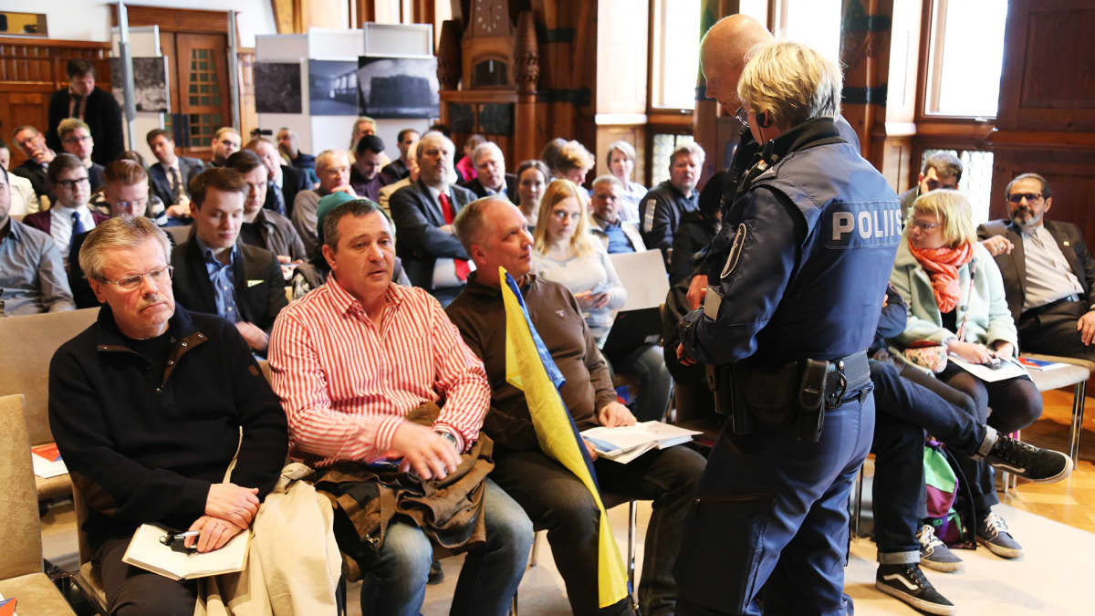 Poliiseja ja yleisöä Johan Backmanin seminaarissa Hotelli Kämpin Kansallissalissa.