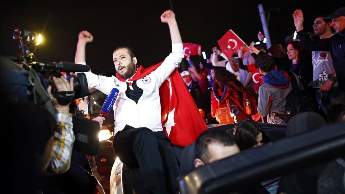 Turkin presidentin kannattajat juhlivat kansanäänestyksen voittoa sunnuntai-iltana Istanbulissa. 