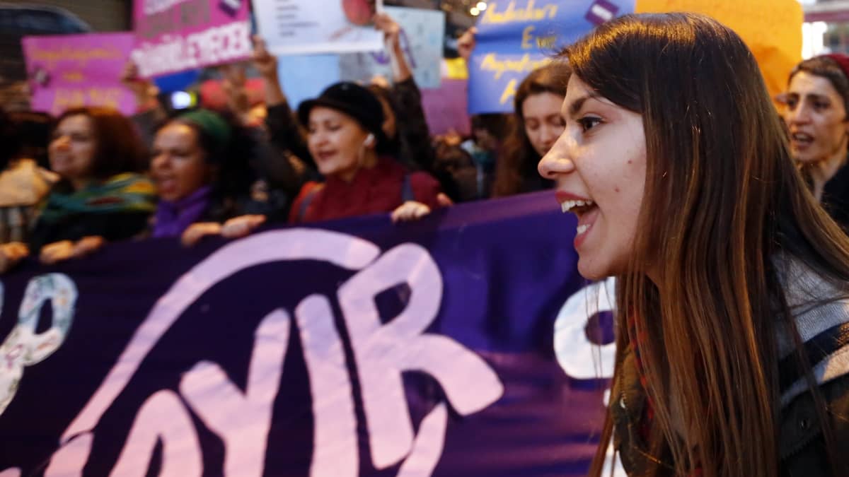 Joukko naisia osoitti mieltään Turkin kansanäänestyksen alla Istanbulissa. 