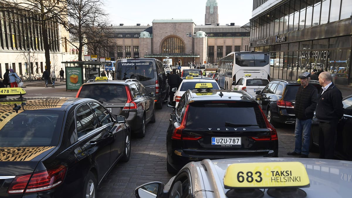 Taksikuskit ruuhkauttivat liikenteen Helsingin Asema-aukiolla mielenosoituksessaan tiistaina 18. huhtikuuta.