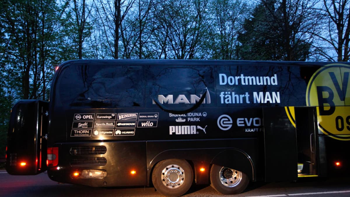Borussia Dortmundin vaurioitunut bussi