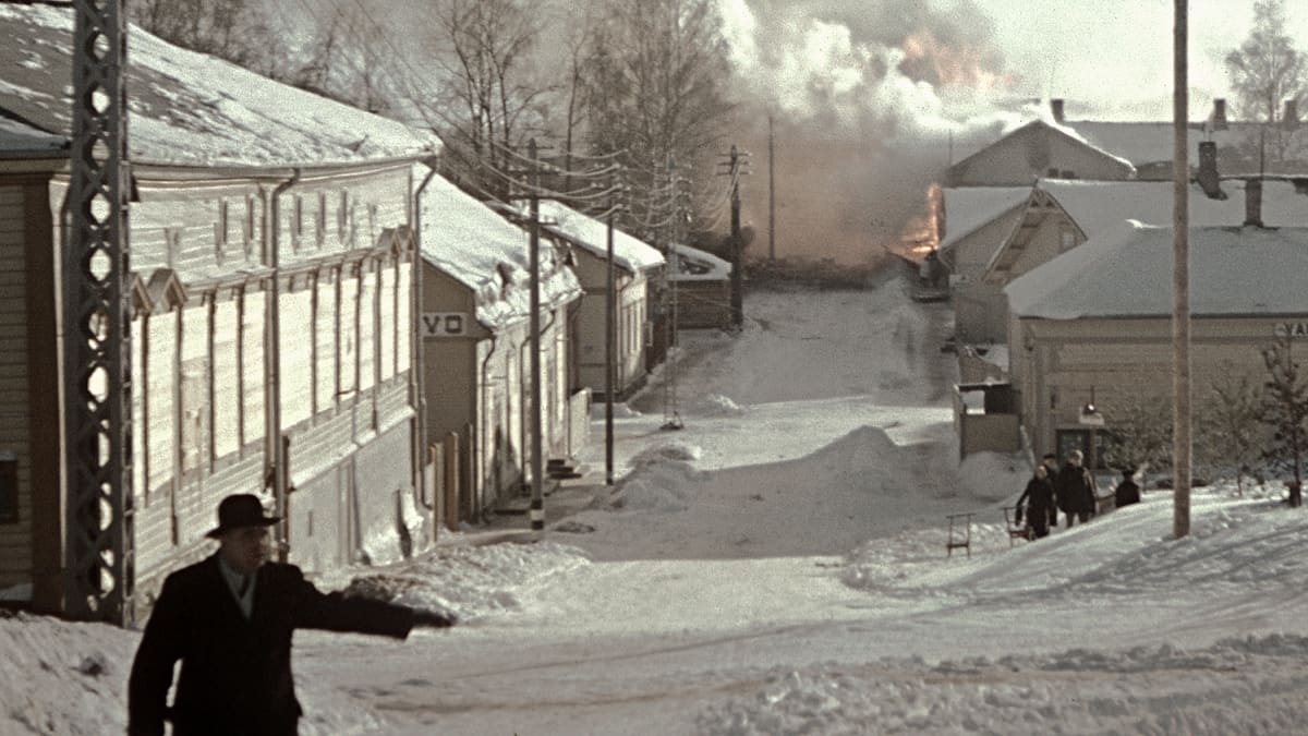 Savonlinna 29.2.1940. Palopommi osuu puutaloon Koulukatu 15:ssa. 