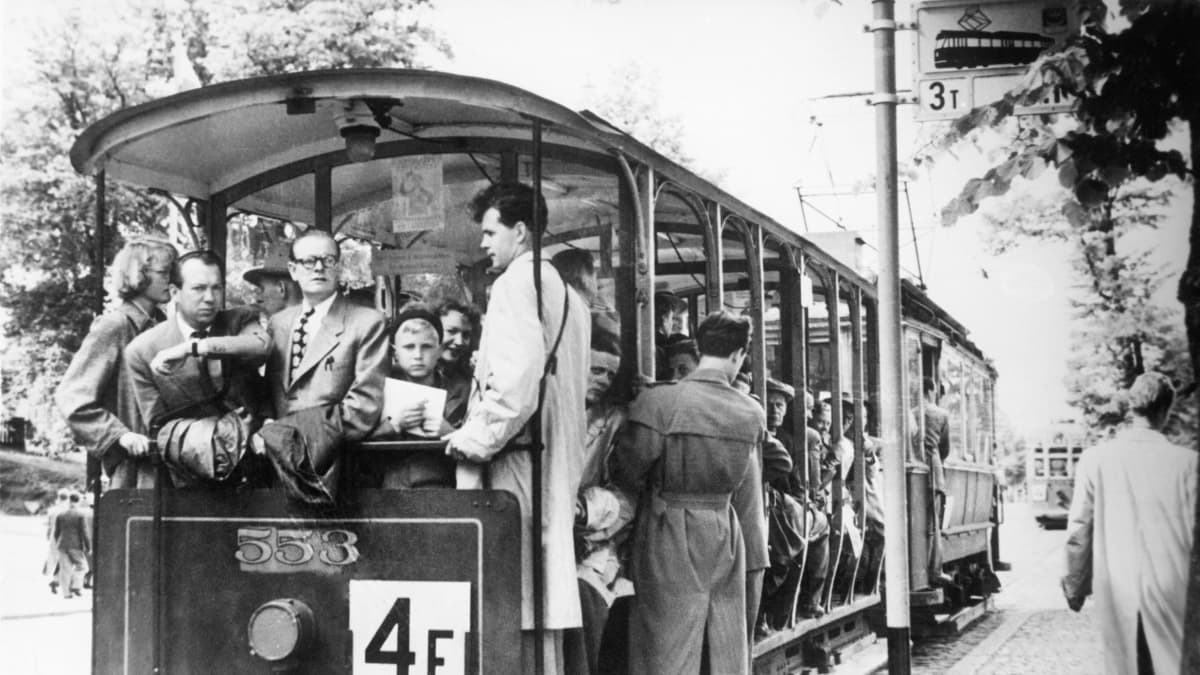 Raitiovaunun avoperävaunulla matkustetaan Munkkiniemeen vuonna 1952.