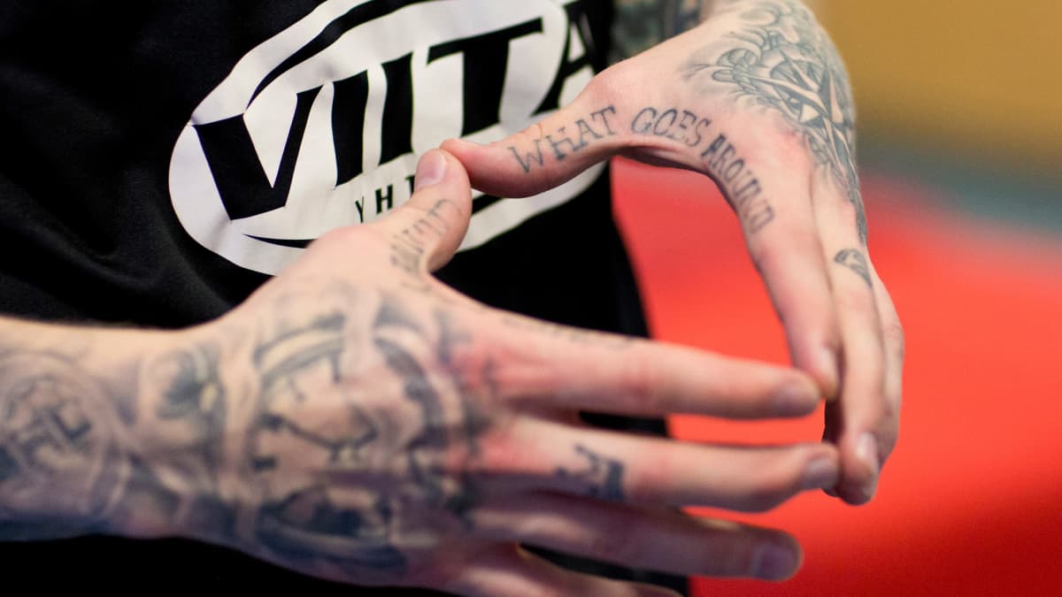 Teemu Tammisen tatuoidut sormet lähikuvassa