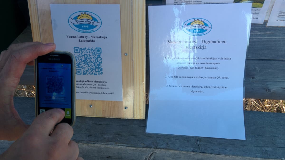 Sähköiseen vieraskirjaan voi kirjautua joko käyttämällä QR-koodia tai nettilinkkiä.