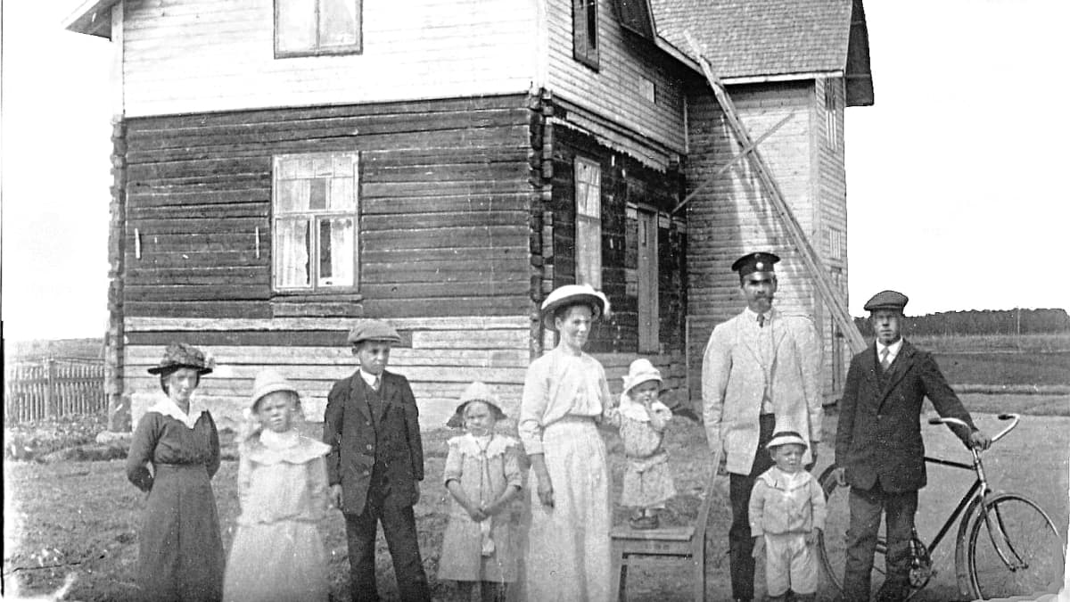 Aino ja Kaarlo Oskari Toivosen perhe vuonna 1917.