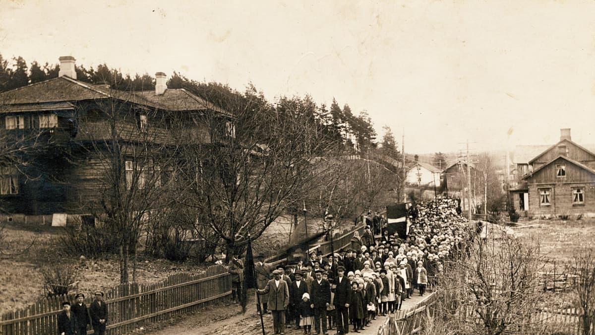 Högforsin työntekijöitä vappumarssilla Karkkilan keskustassa 1917