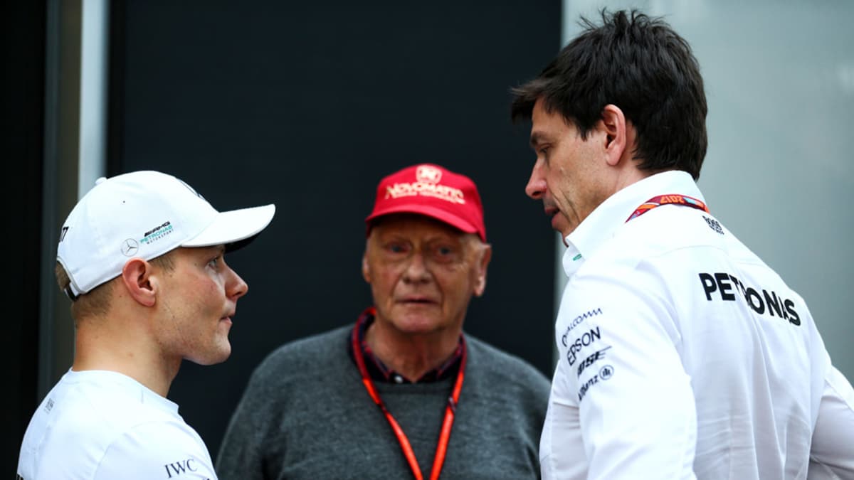 Valtteri Bottas (vas.), Mercedes-tallin puheenjohtaja Niki Lauda ja tallipäällikkö Toto Wolff