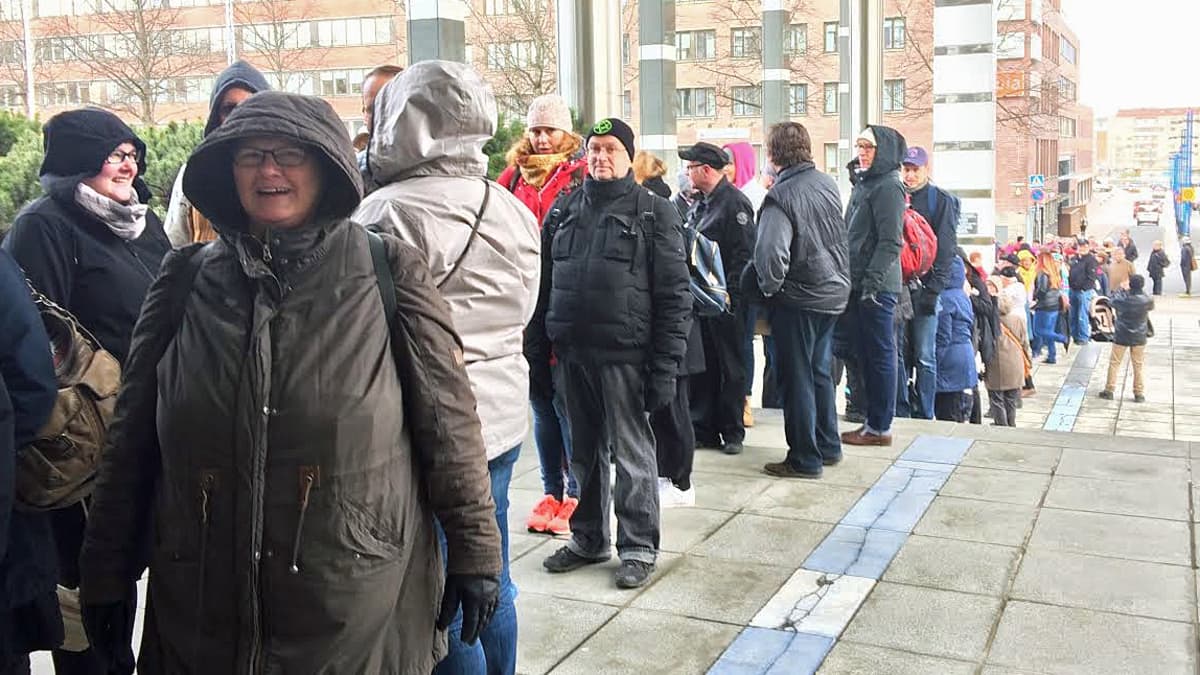 Arviolta sata ihmistä jonottaa Tampere-talon ulkoportailla