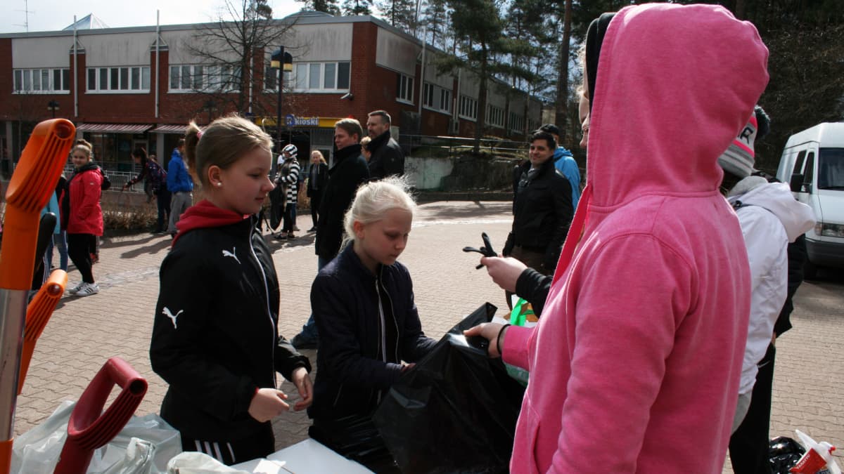 Karhuvuoren koulun oppilaita.