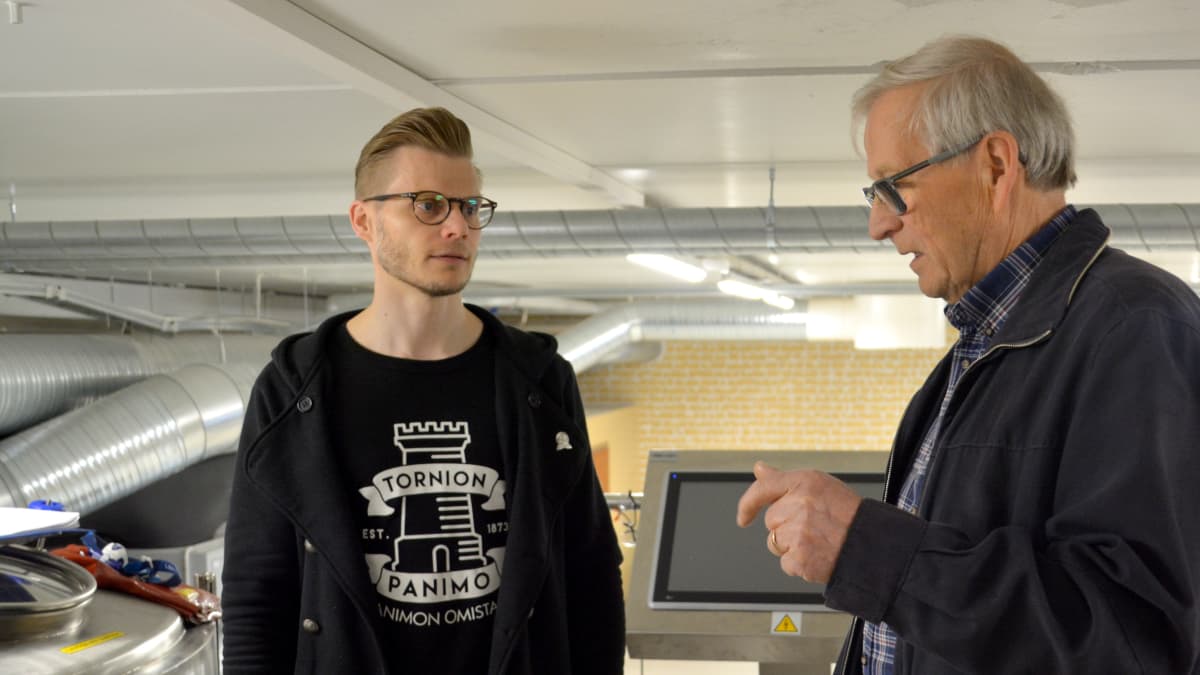 Tornion Panimossa neuvottelut panimonjohtajan ja Leo Andelinin kesken.