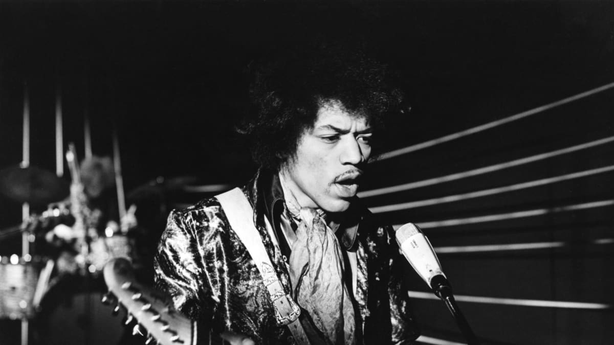 Jimi Hendrix Suomen-vierailunsa yhteydessä 22.5.1967 Ylen tv-ohjelman nauhoituksissa. Ohjelma ei ole säilynyt jälkipolville.