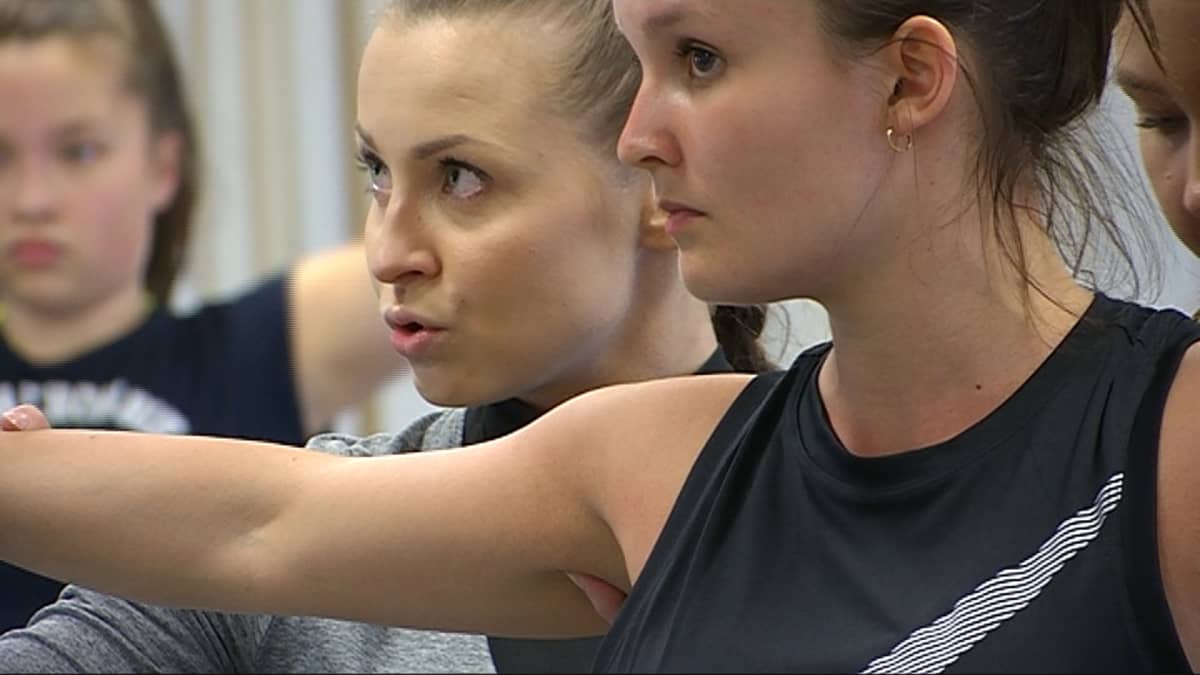 Tanssinopettaja Elina Peltoperän mukaan vuorovaikutus on hänen työssään todella tärkeää. Pitää osata kohdata ihminen ja pitää osata opettaa. 