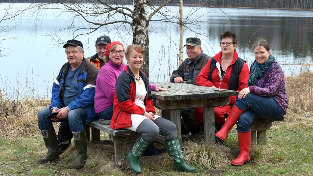 Talkoohenki on vielä voimissaan Viitasaaren Niiniilahdella.