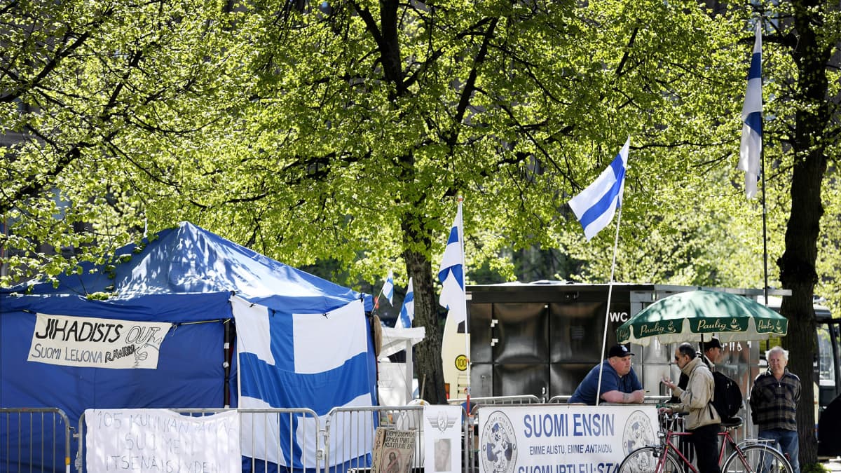 Maahanmuuttokriittinen Suomi ensin -mielenosoitusleiri Maailma kylässä -festivaalin liepeillä Rautatientorilla Helsingissä.