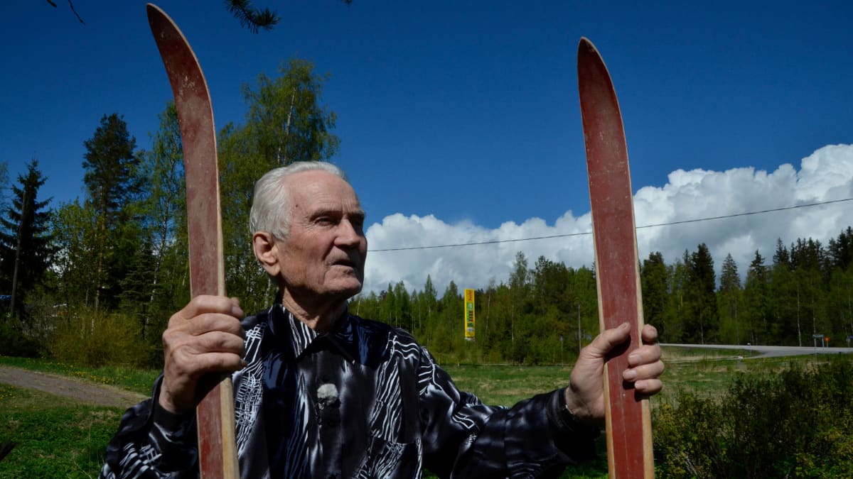 Martti Ala-Outinen kädessä on heidän suvun tekemät sukset