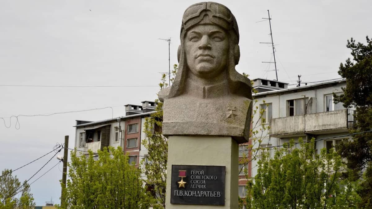 Säkkijärven keskustaa, lentäjäsankari Kondratejevin patsas