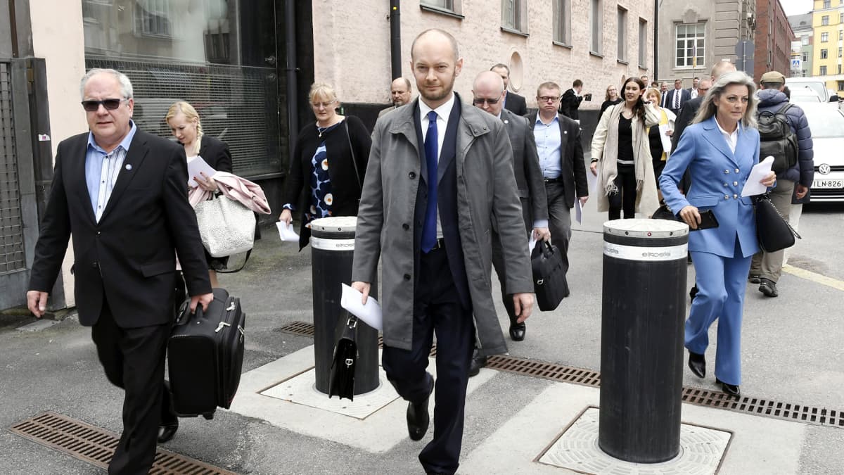 Perussuomalaisista uuteen ryhmään irtautuneita kansanedustajia saapui median eteen Helsingissä tiistaina.