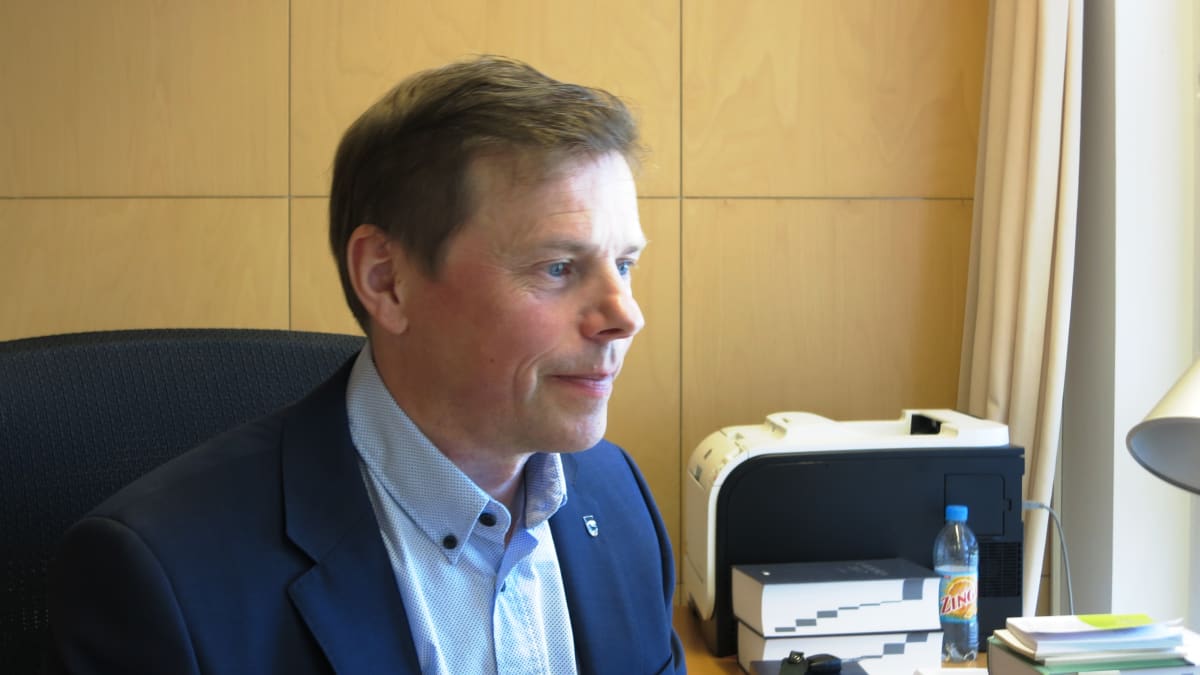 Kittilän vt. kunnanjohtaja Timo Kurula työpöytänsä ääressä