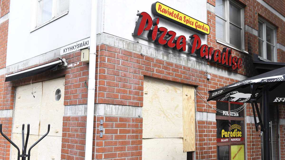 Pizzeriassa syttyi sunnuntai-iltana tulipalo, joka oli polttopulloisku kertoo poliisi.