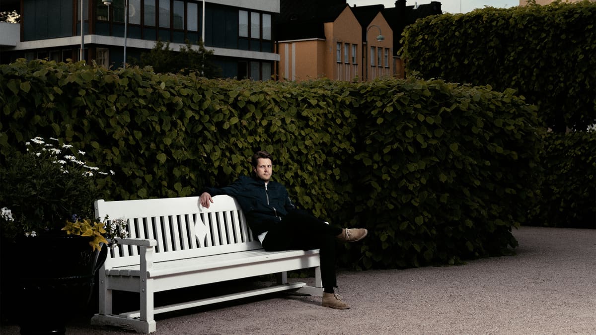Magnus Bratten istuu puistonpenkillä.