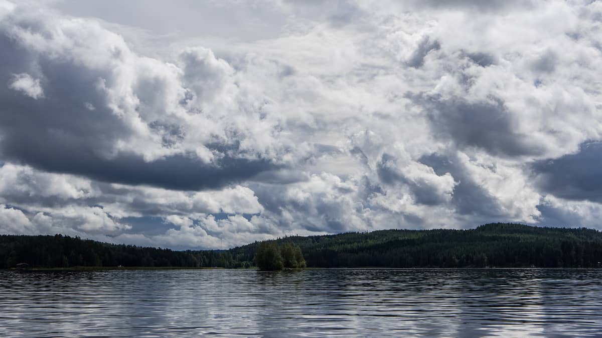 Pilviä järven yllä.