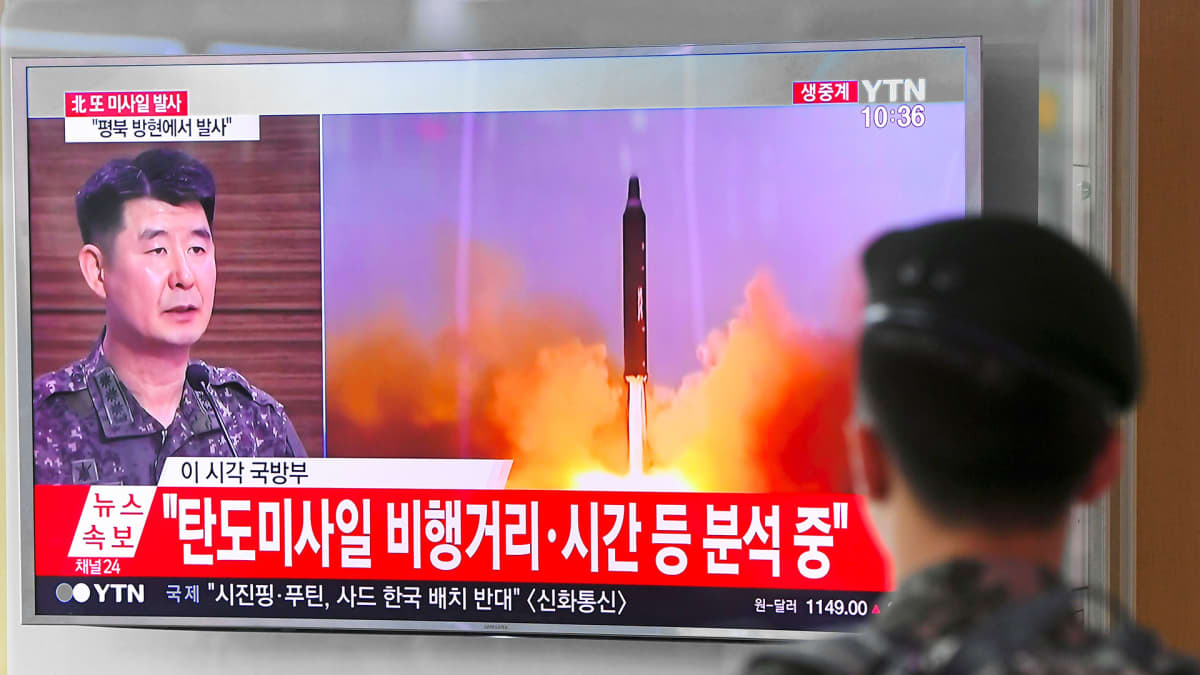 Eteläkorealaisella juna-asemalla seurataan Pohjois-Korean ohjuskokeeseen liittyvää uutisointia