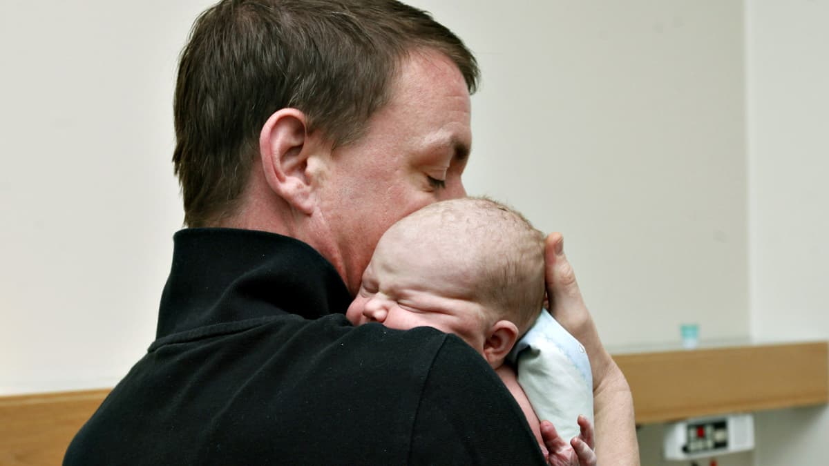 Vauva isänsä Thomas Leutbecherin sylissä Naistenklinikalla Helsingissä 12. kesäkuuta 2017.