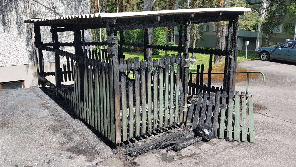 Palanut roskakatos kerrostalon pihalla Lappeenrannan Sunisenkadulla 13.7.2017.
