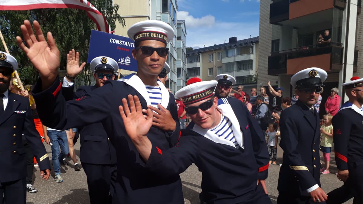 Miehistöparaati.