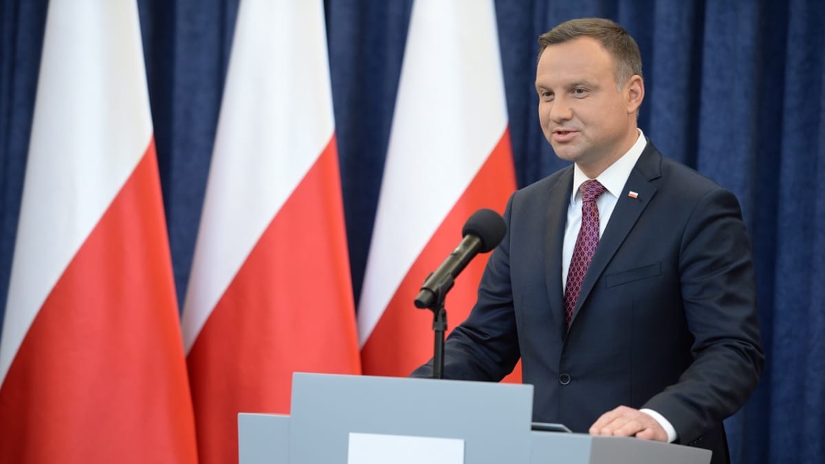 Andrzej Duda puhujanpöntössä.