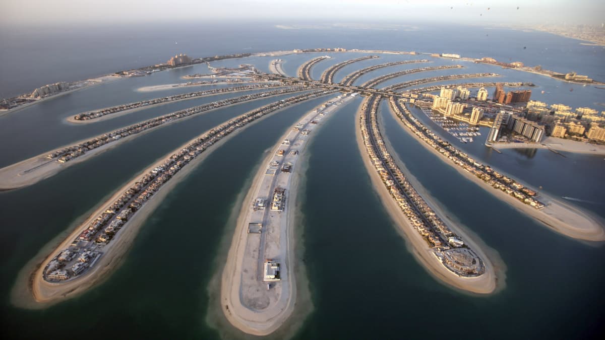 Dubain keinotekoisia "palmusaaria" varten mereen on upotettu miljoonia tonneja hiekkaa.