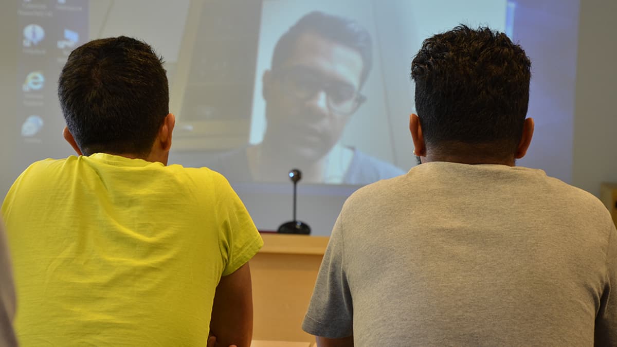 Turvapaikanhakijat kuuntelevat tulkin käännöstä rippikoulussa Imatralla.