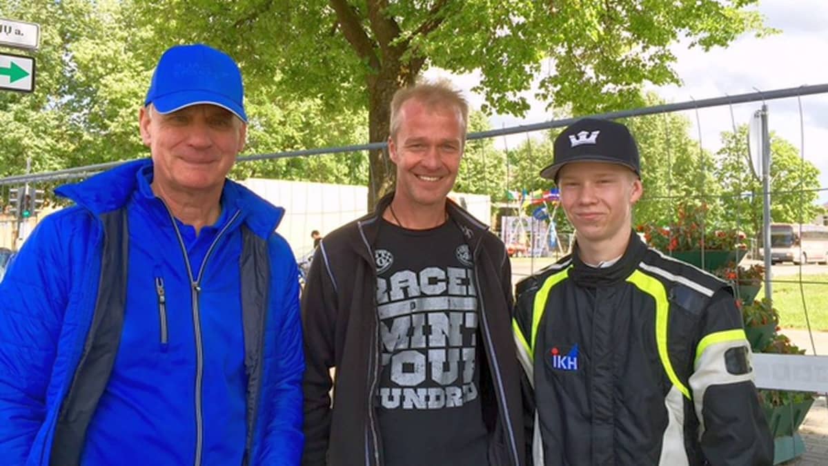 Timo Jouhkin kaksi suojattia: isä Harri ja poika (Kalle) Rovanperä  (oik.) Latviassa, jossa Kalle on kisannut viime vuosina. 