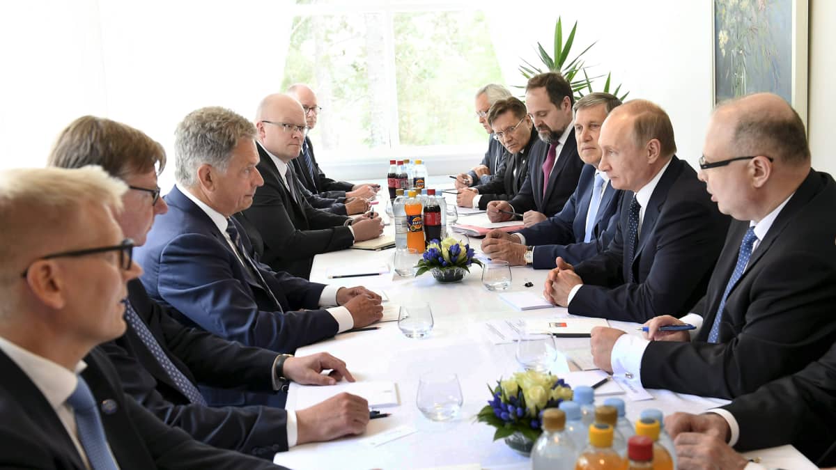 Presidentit Vladimir Putin ja Sauli Niinistö neuvottelevat Savonlinnassa.