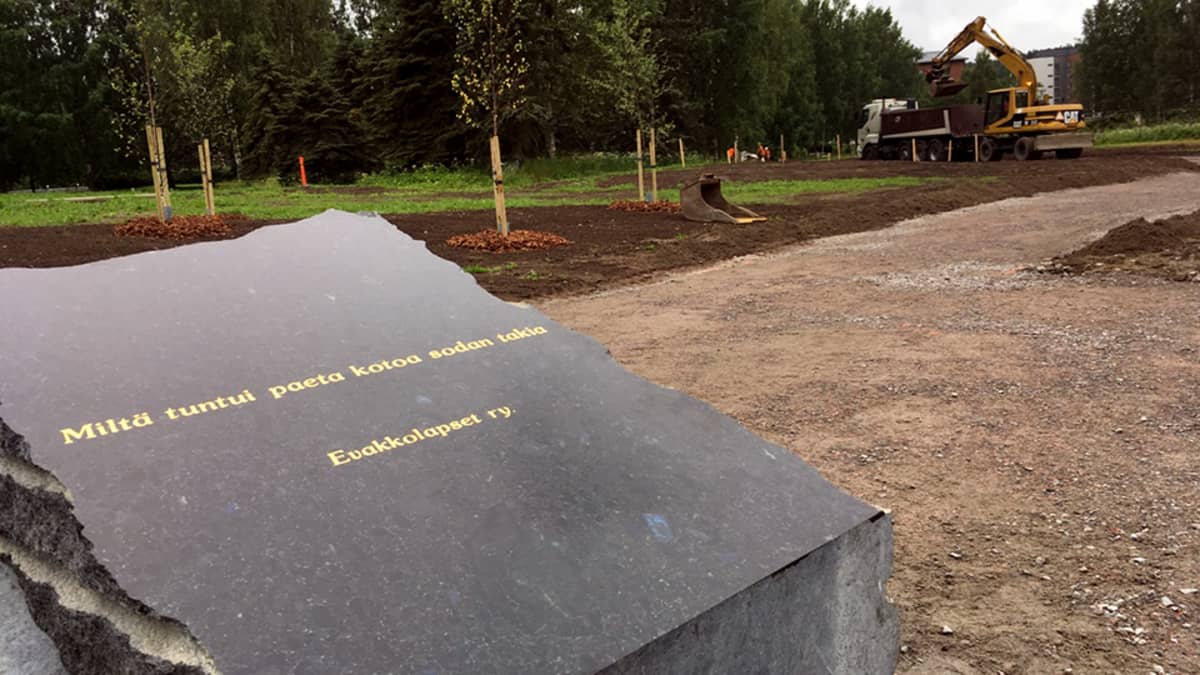 Muistokivi, jossa lukee "Miltä tuntui paeta kotoa sodan takia".